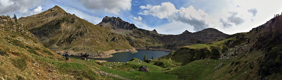 Dal colletto per il Lago della paura bella vista sui Laghi Genelli